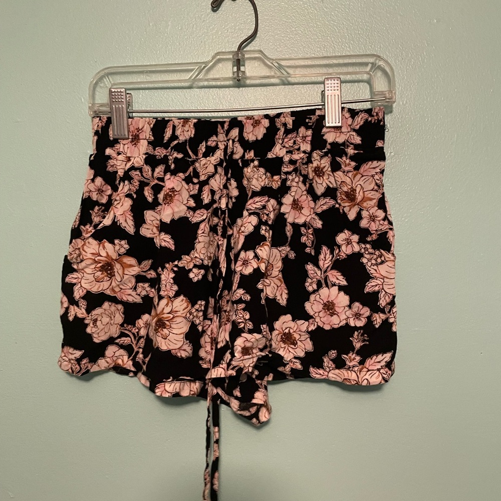 Elastic waist shorts